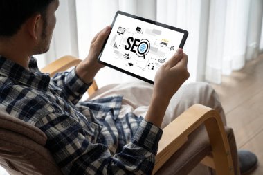 Model e-ticaret için SEO arama motoru optimizasyonu ve bilgisayar ekranında gösterilen çevrimiçi perakende işi