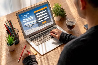 Online uçuş rezervasyon sitesi mod rezervasyon sistemi sağlar. Seyahat teknolojisi kavramı .