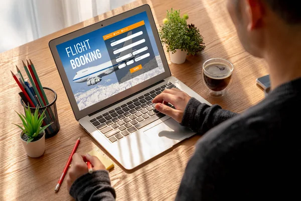 Online uçuş rezervasyon sitesi mod rezervasyon sistemi sağlar. Seyahat teknolojisi kavramı .