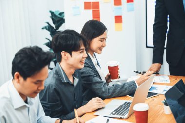 Asyalı analist ekibi toplantı masasındaki mali raporu analiz etmek için veri bilimi Fintech kontrol paneli veri kâğıdını kullanıyor. İş stratejisi ve pazarlama göstergeleri için veri analizi. Uyum