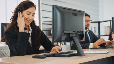 Ofiste çalışan kulaklık takan işadamları uzak müşteri ya da meslektaşlarını desteklemek için çalışıyorlar. Çağrı merkezi, tele pazarlama, müşteri destek acentesi telefon görüşmesinde hizmet sağlıyor. Jivy