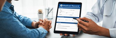 Doktor, doktor muayenehanesindeki genç çifte tablet ve şefkatli sağlık hizmetleri konsültasyonu hakkında tıbbi teşhis raporu göster. Tıbbi atama ve sağlık hizmeti konsepti. Neoterik