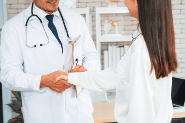 Profesyonel üniformalı doktor hastanedeki ya da klinikteki hastayı muayene ediyor. Sağlık, tıbbi ve doktor servis konsepti. Jivy