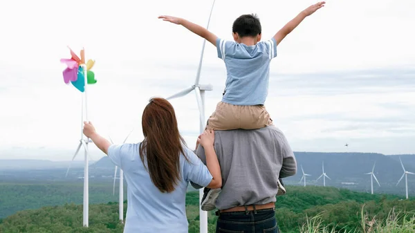 渐进式快乐家庭的概念 享受他们在风力涡轮机农场的时光 风力发电机组由风力发电机组组成 风力发电机组在农村一侧 丘陵地带在地平线上 — 图库照片