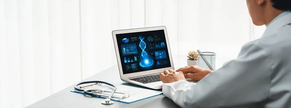 Доктор Вивчає Генетичні Захворювання Дослідженнях Днк Ноутбуком Аналізує Генетичні Дані — стокове фото