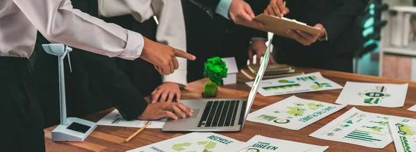 Miljöföretag Möte Med Grupp Affärsmän Som Använder Laptop För Att — Stockfoto