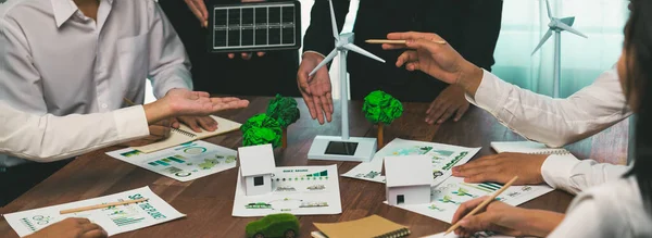 Przedsiębiorstwa Działające Sektorze Zielonej Energii Spotykają Się Biznesmenami Planującymi Dyskutującymi — Zdjęcie stockowe