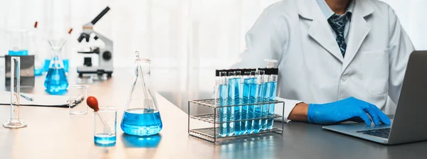 Wetenschapper Voert Chemische Experimenten Onderzoek Medisch Lab Als Baanbrekend Ontwikkelen — Stockfoto