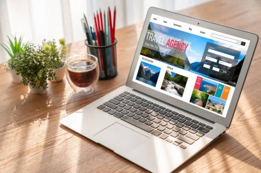 Model arama ve seyahat planlama için internet sitesi uçuş, otel ve tur rezervasyonları için anlaşma ve paket sunuyor