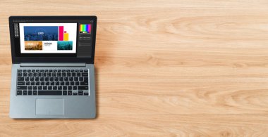 Web sayfasının modern tasarımı ve bilgisayar ekranında gösterilen ticari reklamlar için grafiksel tasarımcı yazılımı