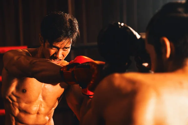 亚洲和高加索的穆艾泰拳手在激烈的拳击比赛中释放出他们的力量 泰籍拳击手 肌肉发达 拳打脚踢 战斗力极强 Impetus — 图库照片