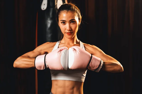 Die Asiatische Muay Thai Boxerin Schlägt Vor Laufender Kamera Faust — Stockfoto