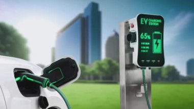 Yeşil Şehir Parkı 'ndaki ekolojik temiz enerji şarj istasyonundan gelen fütürist akıllı EV şarj aletinin şarj ettiği elektrikli araba. Alternatif enerji kullanan gelecekçi elektrikli araba. İnceleyin