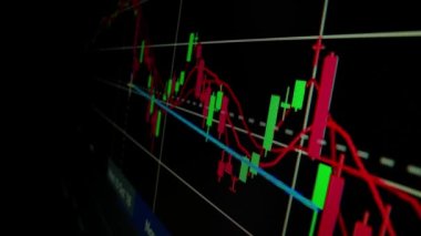 Borsa verilerini analiz etmek, LED ekrandaki fiyat hareketlerini izlemek ve kârlı ticaret kararları almak için şamdan grafiği kullanarak tüccar üzerinde yakın çekim makrosu hareketi gerçekleştirildi..