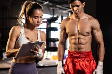 Muay Thai boksörü boks maçından önce ağırlık ölçüsüyle boks sınıfı ataması için ağırlık tartısına çıktı. Kendini spora adamış sporcular ve boksörlerin vücut hazırlıkları. Impetus