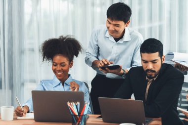 Mutlu iş adamları birlikte çalışır, şirket ofisinde tartışırlar. Profesyonel ve çeşitlilik takım çalışması iş planını bilgisayarda tartışır. Modern çok kültürlü ofis çalışanı. Uyum