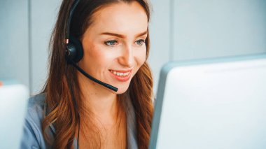 Ofiste çalışan kulaklık takan işadamları uzak müşteri ya da meslektaşlarını desteklemek için çalışıyorlar. Çağrı merkezi, tele pazarlama, müşteri destek acentesi telefon görüşmesinde hizmet sağlıyor. Jivy