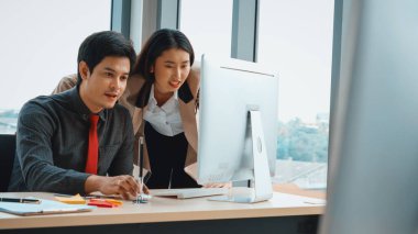 İki iş adamı toplantı odasında proje stratejisi hakkında konuşuyor. İş adamı, iş yerinde iş arkadaşlarıyla proje planlamasını tartışırken aynı zamanda mali raporla ilgili sohbet ve tavsiyelerde bulunuyor. Jivy