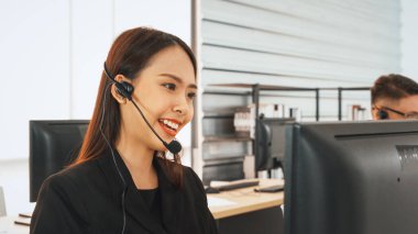 Ofiste çalışan kulaklık takan işadamları uzak müşteri ya da meslektaşlarını desteklemek için çalışıyorlar. Çağrı merkezi, tele pazarlama, müşteri destek acentesi telefon görüşmesinde hizmet sağlıyor. Jivy
