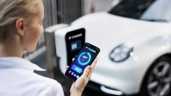 스마트 사업가는 스마트 모바일 애플리케이션으로 배터리 인터페이스를 갖추고 차량은 자동차 — 스톡 사진