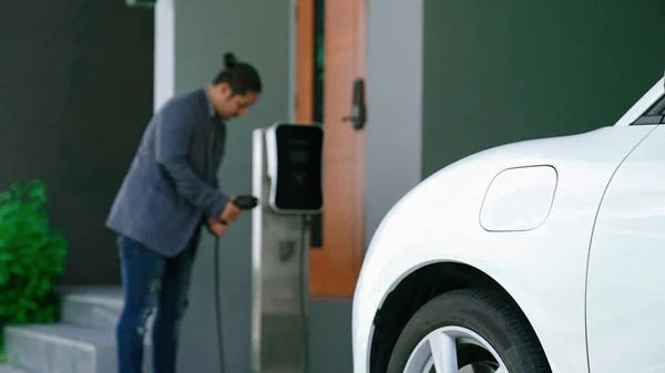 Homem Progressivo Prende Conector Energia Livre Emissões Bateria Veículo Elétrico — Fotografia de Stock