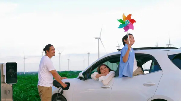 Concepto Familia Feliz Progresiva Disfrutando Tiempo Parque Eólico Con Vehículo —  Fotos de Stock