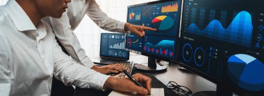 Analizci veri analizi ya da bilgisayar monitöründeki BI gösterge paneli üzerinde çalışıyor. Ticari pazarlama ve strateji planlaması için Fintech 'in şirket ofisindeki finansal verilerini analiz eden iş ekibi. Önde.