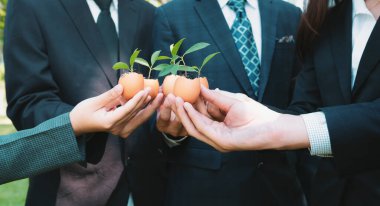 Bir grup iş adamı yumurta kabuğunu gübre tenceresine dönüştürüp, kurumsal yeniden ağaçlandırma projesinin bir parçası olarak filizlenme ve büyümeye olan bağlılığı sembolize ediyorlar. Döngü