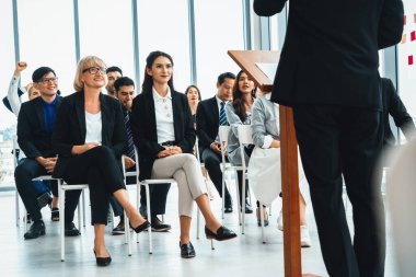 Bir grup iş adamı seminer konferansında toplanıyor. Seyirciler, çalışanların eğitim seanslarındaki eğitmenleri dinliyor. Uzman konuşmacı ile ofis çalışanları toplantısı. Jivy