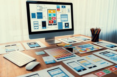 Dizüstü bilgisayar ekranında web ya da mobil uygulama UI UX için dijital ve kağıt kablo tasarımları. Beyin fırtınası ve tasarım uygulama çerçevesi için geliştirici çalışma alanının panoramik görüntüsü. İnceleyin