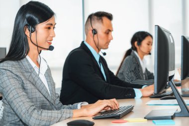 Ofiste çalışan kulaklık takan işadamları uzak müşteri ya da meslektaşlarını desteklemek için çalışıyorlar. Çağrı merkezi, tele pazarlama, müşteri destek acentesi telefon görüşmesinde hizmet sağlıyor. Jivy