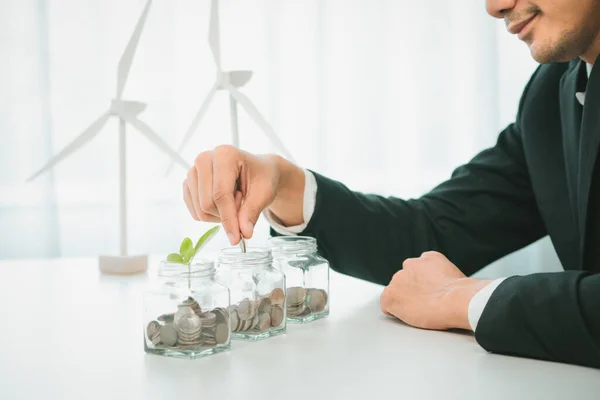 Geschäftsmann Legte Münze Geld Sparendes Glas Seinem Büro Als Nachhaltige — Stockfoto