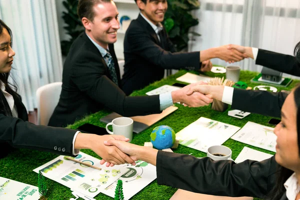 Apertando Mão Entre Parceria Negócios Verdes Sobre Mesa Reuniões Depois — Fotografia de Stock