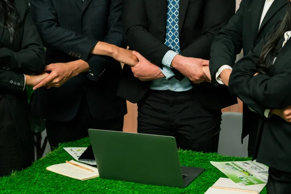 Sinergia Negócios Empresários Que Estão Mãos Dadas Como Formação Equipe — Fotografia de Stock
