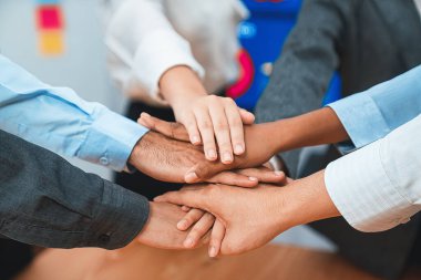 Çok ırklı ofis çalışanları el kitabı dayanışma, takım çalışması ve çeşitli toplumlara olan güveni gösteriyor. İş adamları iş dünyasının başarısı için sinerji ve el ele istifleme yoluyla bir araya gelirler. Uyum