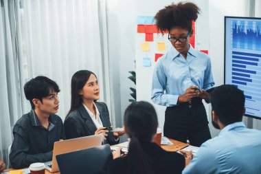 Genç Afrikalı iş kadını modern toplantıda TV ekranında veri analizi paneli sunuyor. Bir grup iş adamıyla konferans odasında iş sunumu. Uyum