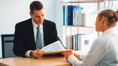 Şirket ofisindeki yönetici ve mülakatçıyla iş görüşmesinde iş arayan biri. Genç mülakatçı profesyonel kariyer fırsatı arıyor. İnsan kaynakları ve adam toplama konsepti. Jivy