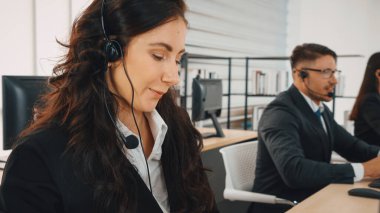 Ofiste çalışan kulaklık takan işadamları uzak müşteri ya da meslektaşlarını desteklemek için çalışıyorlar. Çağrı merkezi, tele pazarlama, müşteri destek acentesi telefon görüşmesinde hizmet sağlıyor. Jivy