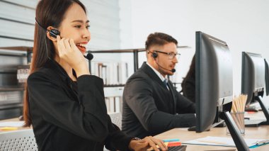 Ofiste çalışan kulaklık takan işadamları uzak müşteri ya da meslektaşlarını desteklemek için çalışıyorlar. Çağrı merkezi, tele pazarlama, müşteri destek acentesi telefon görüşmesinde hizmet sağlıyor. Jivy