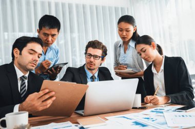 Ofis masasındaki finansal veri raporlarını analiz eden çeşitli bir grup iş analisti. Stratejik pazarlama planlaması için iş zekası analizi çizelgesi ve grafiği.