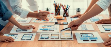 Kağıt kablo arayüzü üzerinde mobil uygulama için UI ve UX tasarımları yapan ön-uç geliştirici ekibin panorama görüntüsü. Kullanıcı dostu UI tasarımı için kullanıcı arayüzü geliştirme ekibi planlama. İnceleyin