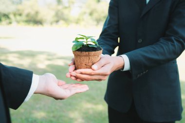 Fabrikayı, kurumsal sosyal sorumluluk üzerine kurulmuş, CO2 emisyonunu azaltmış, çevreyi korumuş ve sürdürülebilir gelecek için ESG ilkesini benimsemiş olan eko şirketi kavramı olarak elinde tutan iş adamları. Döngü