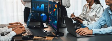 Analizci veri analizi ya da bilgisayar monitöründeki BI gösterge paneli üzerinde çalışıyor. Ticari pazarlama ve strateji planlaması için Fintech 'in şirket ofisindeki finansal verilerini analiz eden iş ekibi. Önde.