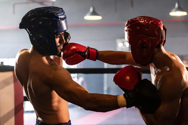 Dois Boxeadores Atléticos Musculosos Com Capacete Segurança Cabeça Boxe Enfrentam — Fotografia de Stock