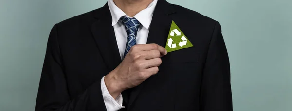 Korporacja Promuje Zrównoważoną Ekologiczną Koncepcję Biznesową Której Przedsiębiorca Trzyma Papier — Zdjęcie stockowe