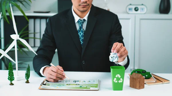商人把废纸放在他的办公室里的小回收桶里 通过回收利用促进绿色环境和零污染 象征着公司在无害生态废物管理方面的努力 — 图库照片