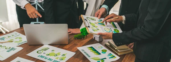 Spotkanie Firmy Ekologicznej Grupą Biznesmenów Korzystających Laptopa Celu Zaplanowania Strategii — Zdjęcie stockowe
