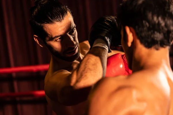 Boxeador Tailandés Muay Asiático Caucásico Desencadena Ataque Codo Feroz Combate —  Fotos de Stock