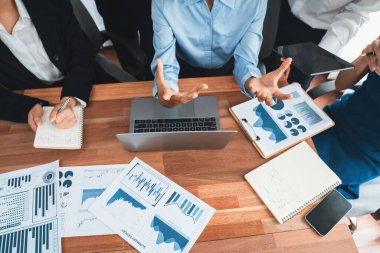 Çok ırklı analist ekibi toplantı masasındaki mali raporu analiz etmek için BI gösterge tablosunu kullanıyor. Çeşitli iş adamlarından oluşan bir grup, FIntech 'in veri analizini başarılı iş pazarlaması için kullanır. Uyum