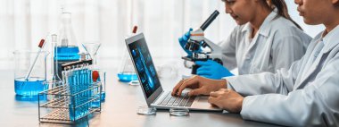 Kendini adamış bir grup bilim adamı tıbbi laboratuvarda kimyasal deneyler ve araştırmalar yaparak yeni aşı ilacı veya antibiyotik için çığır açan gelişmeler gerçekleştiriyor ve laptopta test sonuçları üzerinde çalışıyorlar. Neoterik